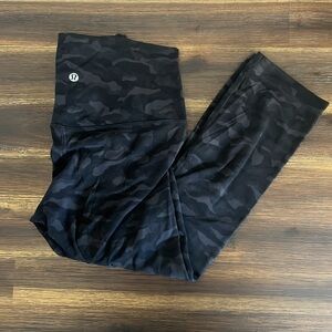 Lululemon Align Crop 21”. Size 6. Black Camo